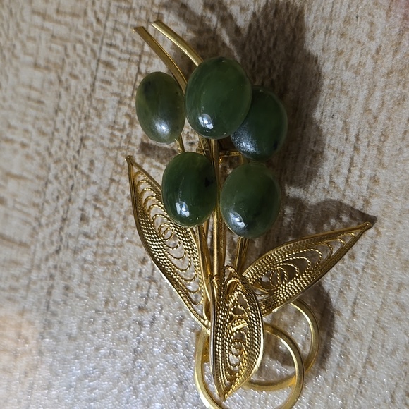 Vintage elegant Gold Tone Jade Flower Bouquet Brooch. Gold Tone Filigree 1960s - Picture 3 of 3